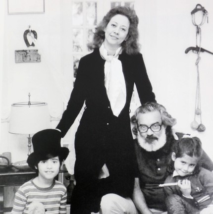 Fernanda Torres, ainda criança, com a família reunida, numa foto da biografia de Fernanda Montenegro — Foto: arquivo pessoal