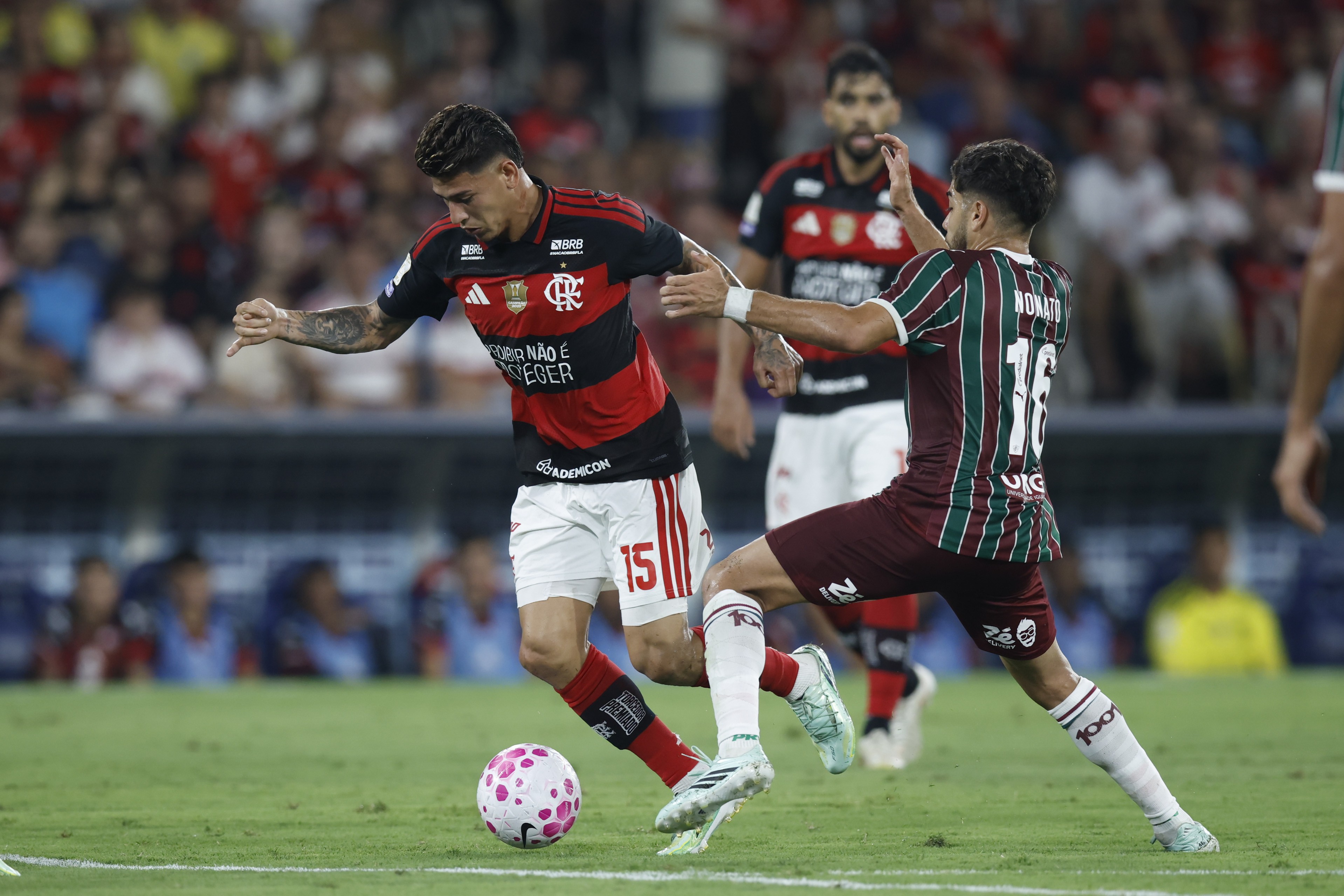 Carrascal define Fla-Flu com gol no segundo tempo e mantém rubro-negro na liderança do Brasileirão