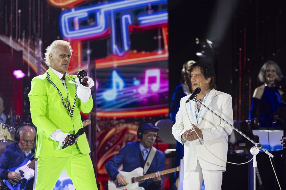 Supla e Roberto Carlos no Especial Roberto Carlos - Noite Feliz — Foto: Ramiro Berthold/ Rede Globo/ Rede Globo