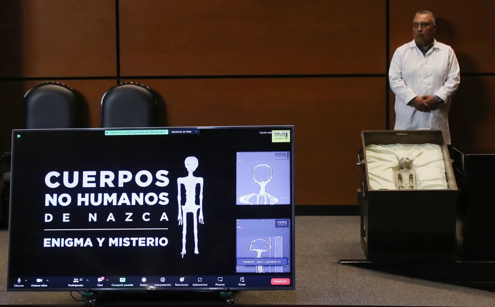 Restos mortais de seres 'não humanos' foram apresentados no Congresso do México — Foto: Reuters
