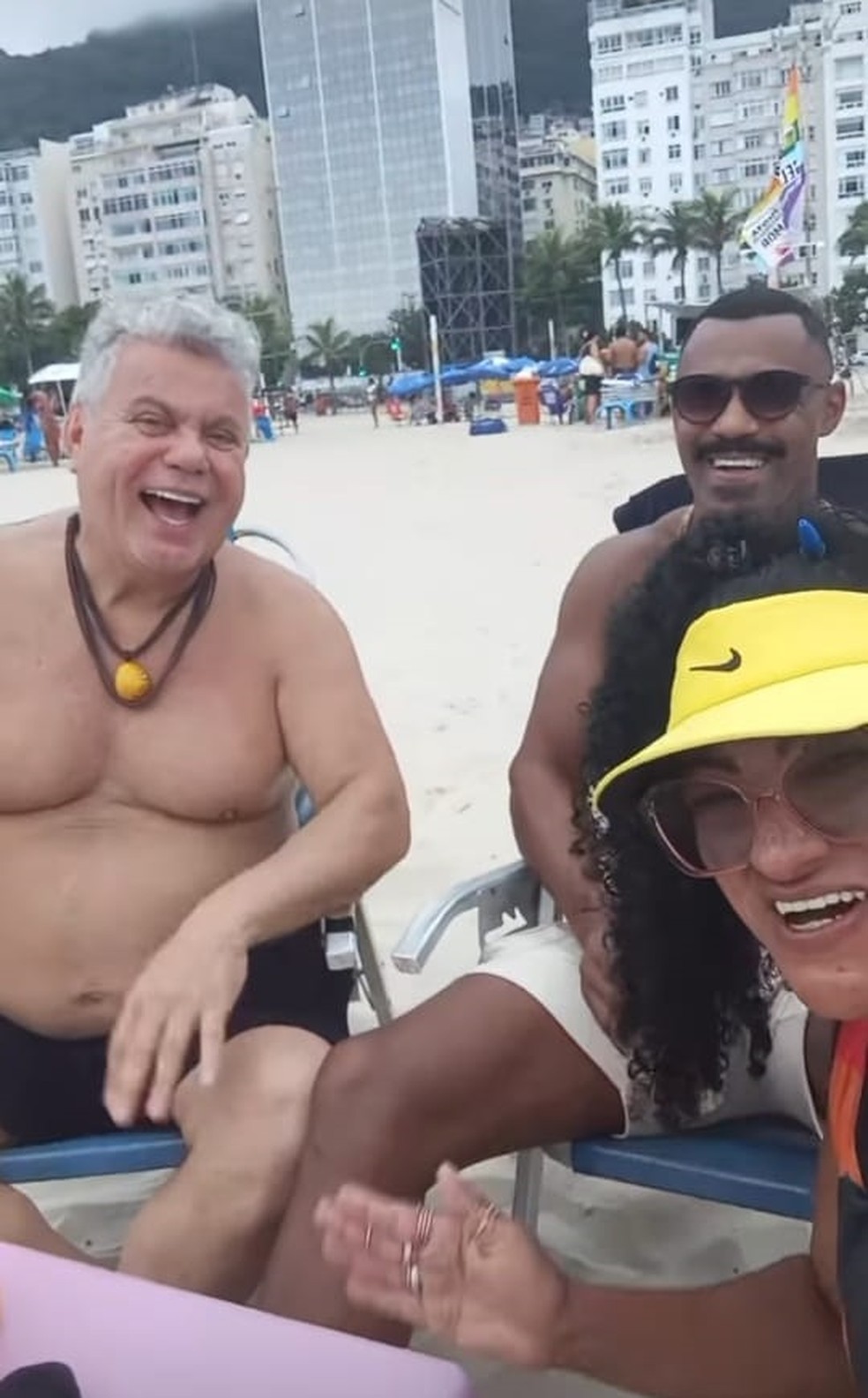 Milton Cunha acompanhado na Praia do Leme &eacute; filmado por funcion&aacute;ria de barraca &mdash; Foto: reprodu&ccedil;&atilde;o/ instagram