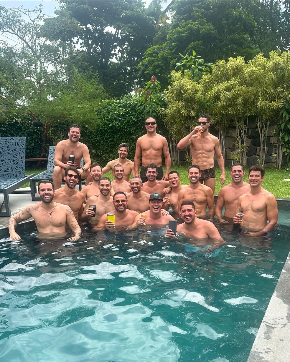 Z&eacute; Loreto posta foto com amigos sem camisa &mdash; Foto: Reprodu&ccedil;&atilde;o/Instagram