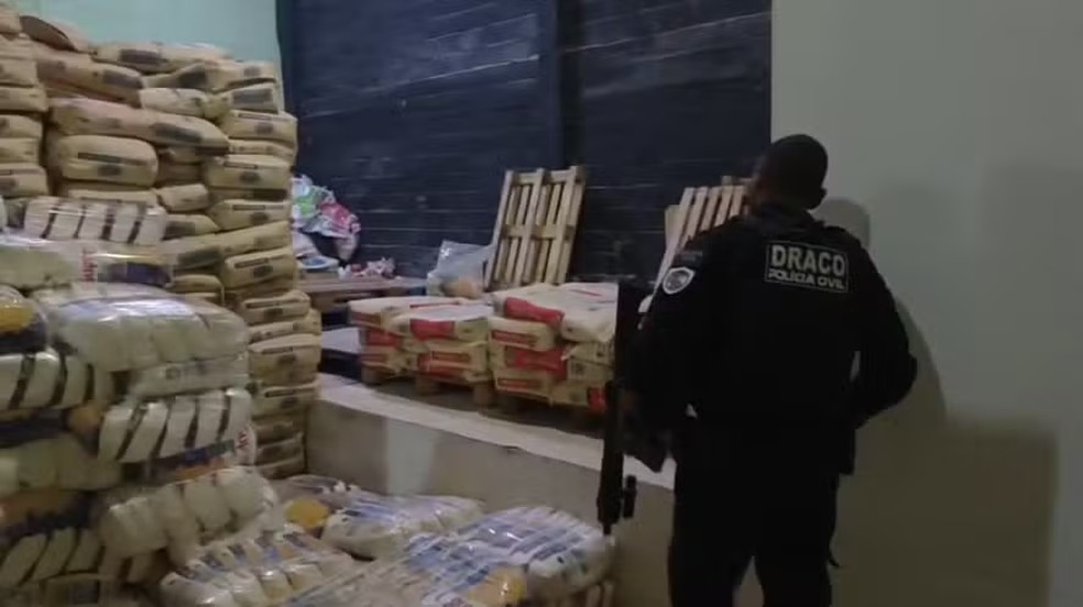 Policial da Draco e sacos de farinha — Foto: Reprodução