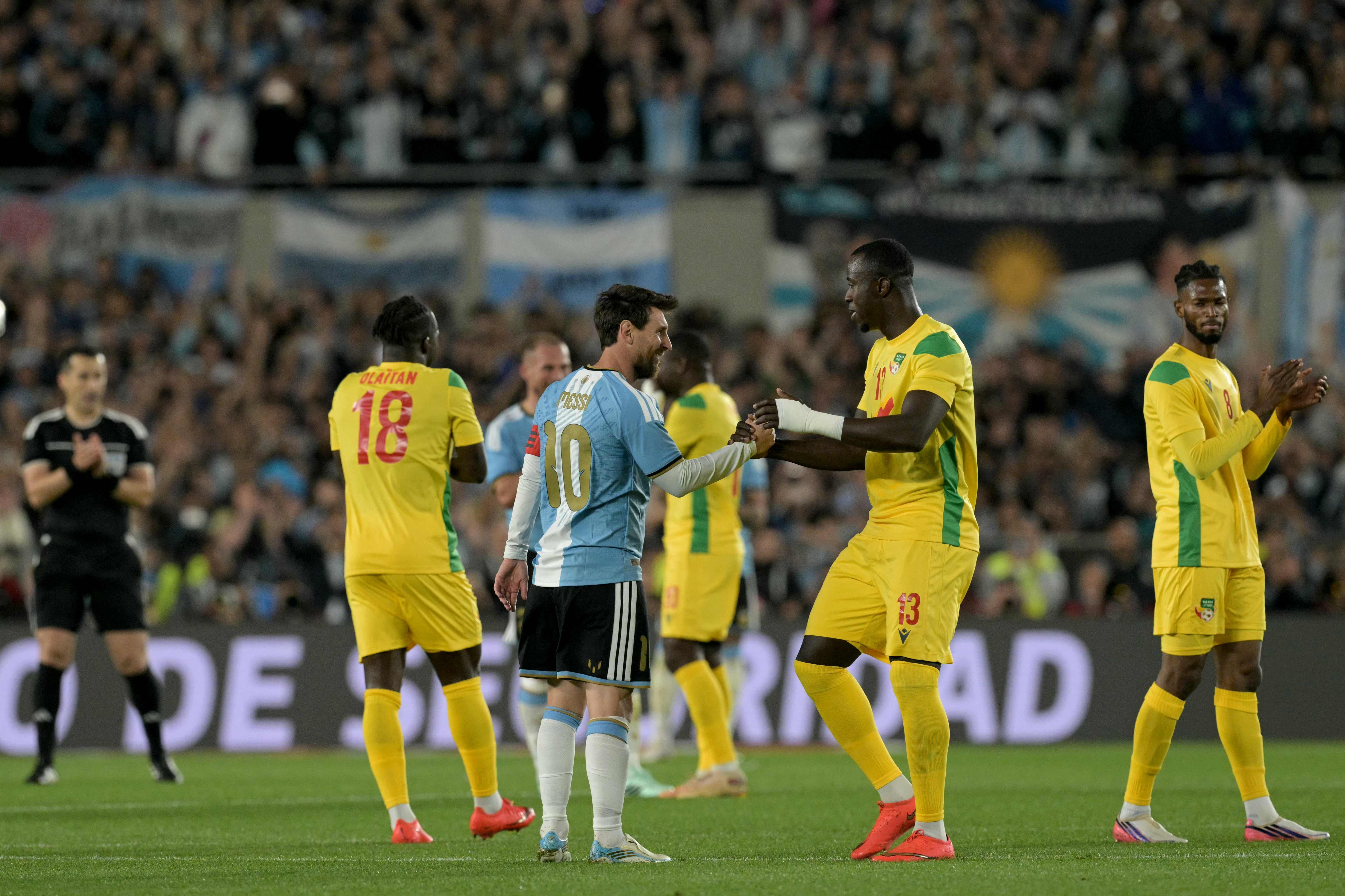 Técnico do Benin critica postura da Argentina em despedida de Messi: 'Não nos deram nem uma foto'