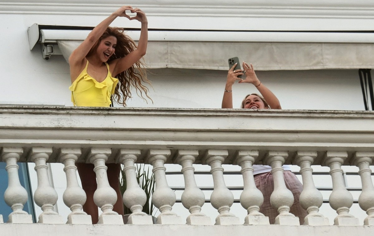 Shakira aparece em sacada do Copacabana Palace, acena para o público e fãs  vão à loucura