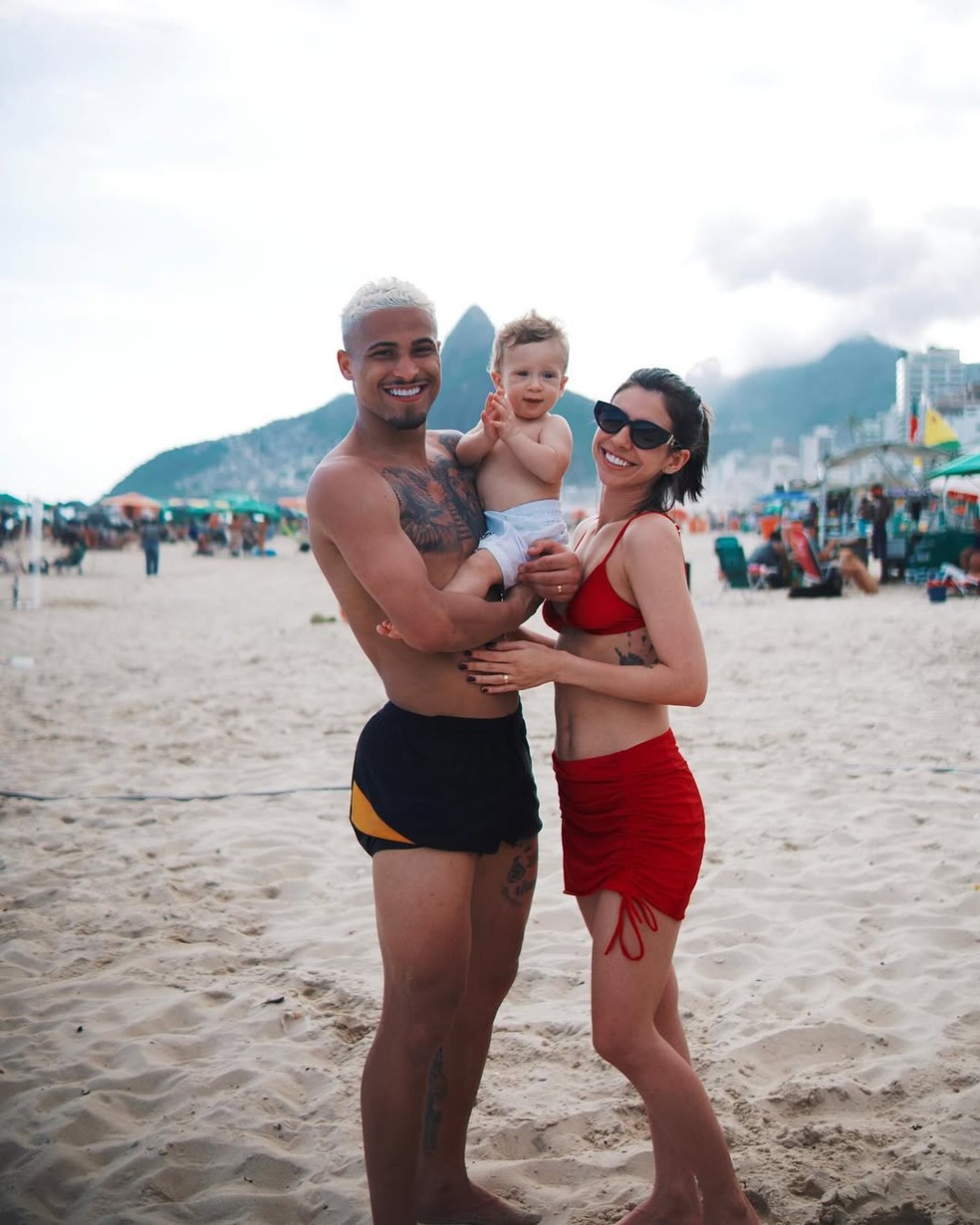 Ex-Fla convocado para a seleção, João Gomes e mulher levam filho à praia no Rio — Foto: 100 cliques/hundred/Reprodução/Instagram