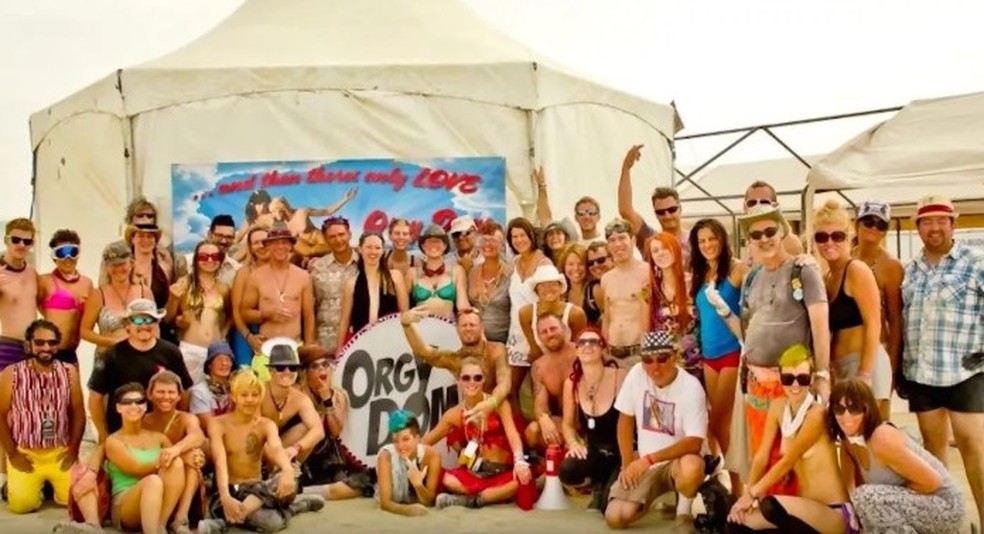Frequentadores do 'Domo da Orgia', no festival 'Burning Man' — Foto: Reprodução/YouTube