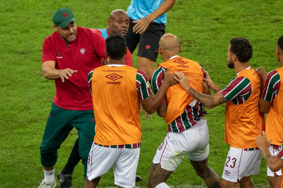 Felipe Melo durante confusão contra o Atlético-GO — Foto: MAGÁ JR/Agencia Enquadrar/Agencia O Globo