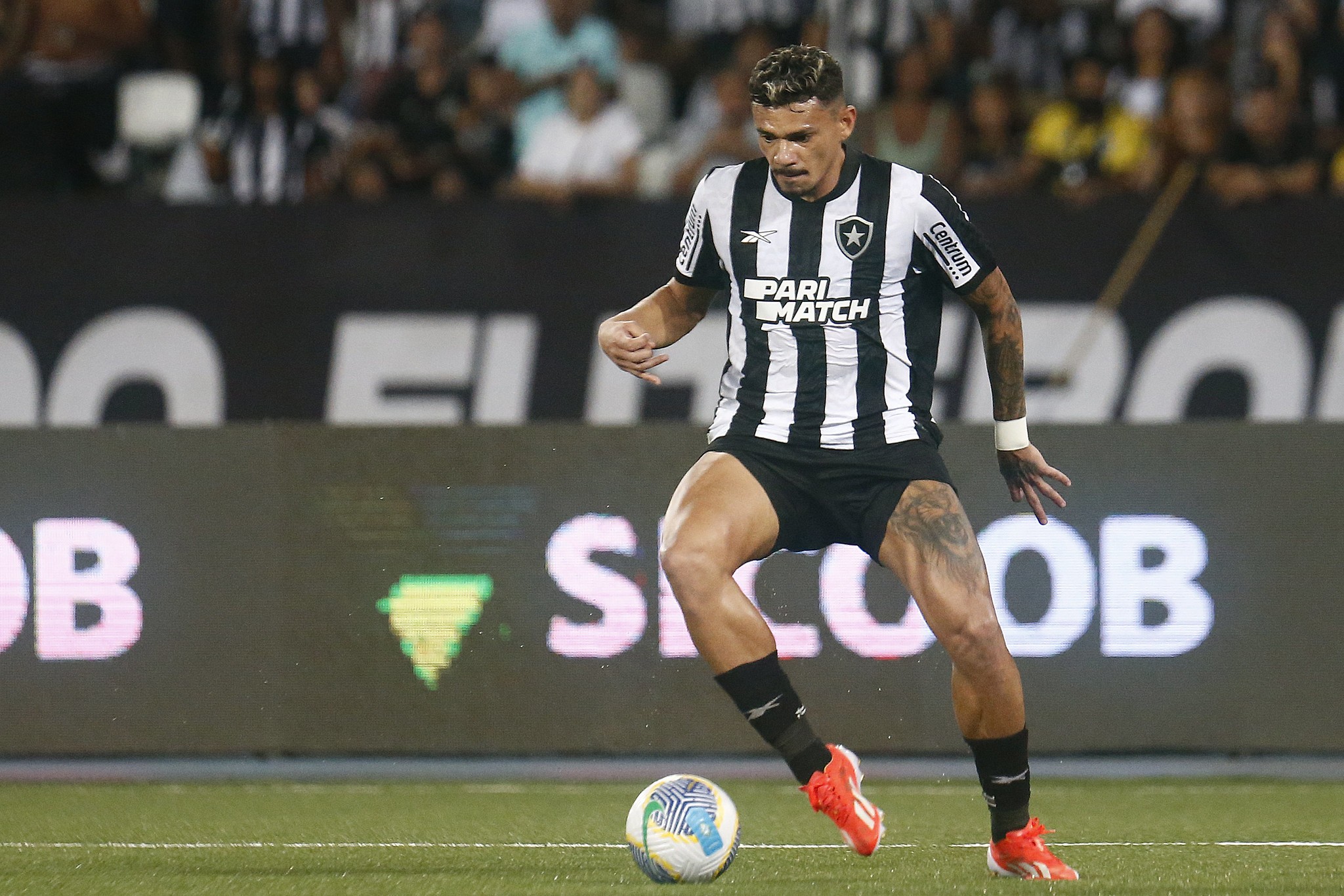 Tiquinho Soares desembarca no Rio de Janeiro para se apresentar ao Botafogo
