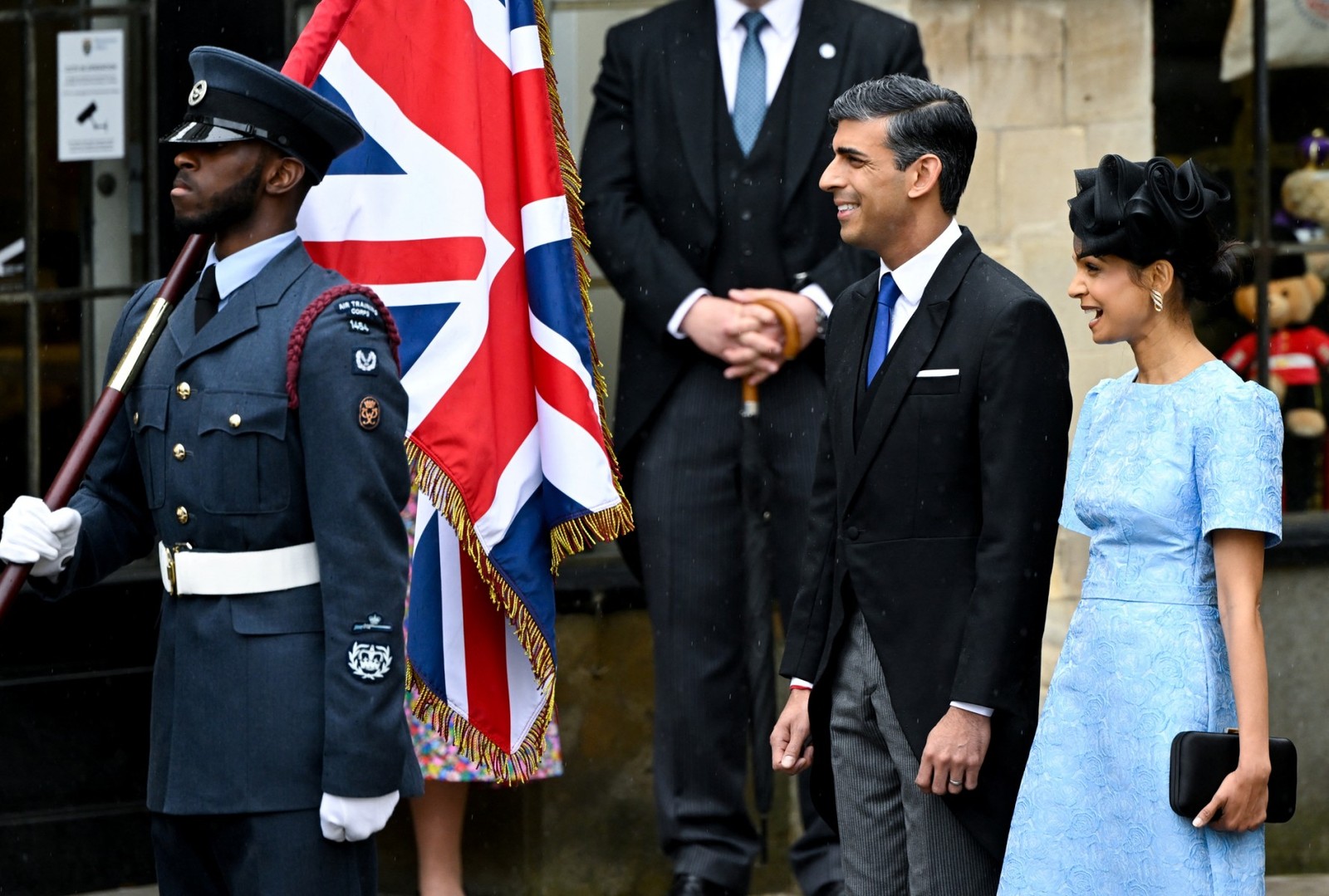O premier britânico Rishi Sunak e a esposa chegam para a cerimônia — Foto: AFP
