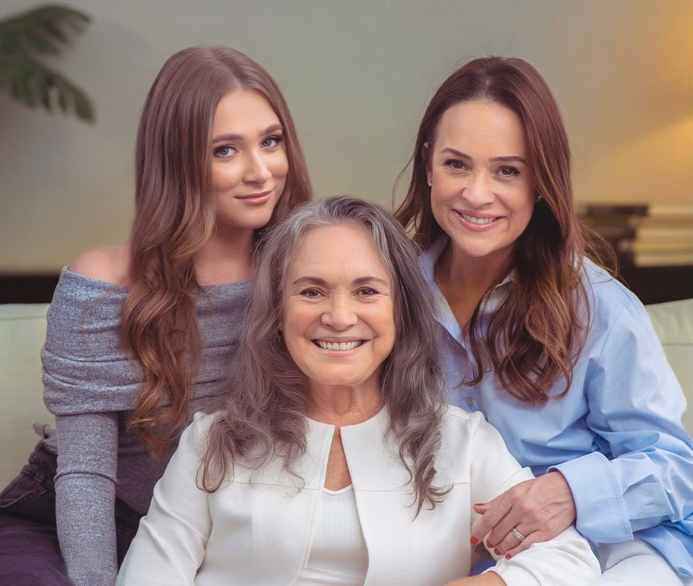 Manuela Goldflus com a avó Regina Duarte e a mãe Gabriela Duarte na campanha publicitária — Foto: reprodução/ instagram