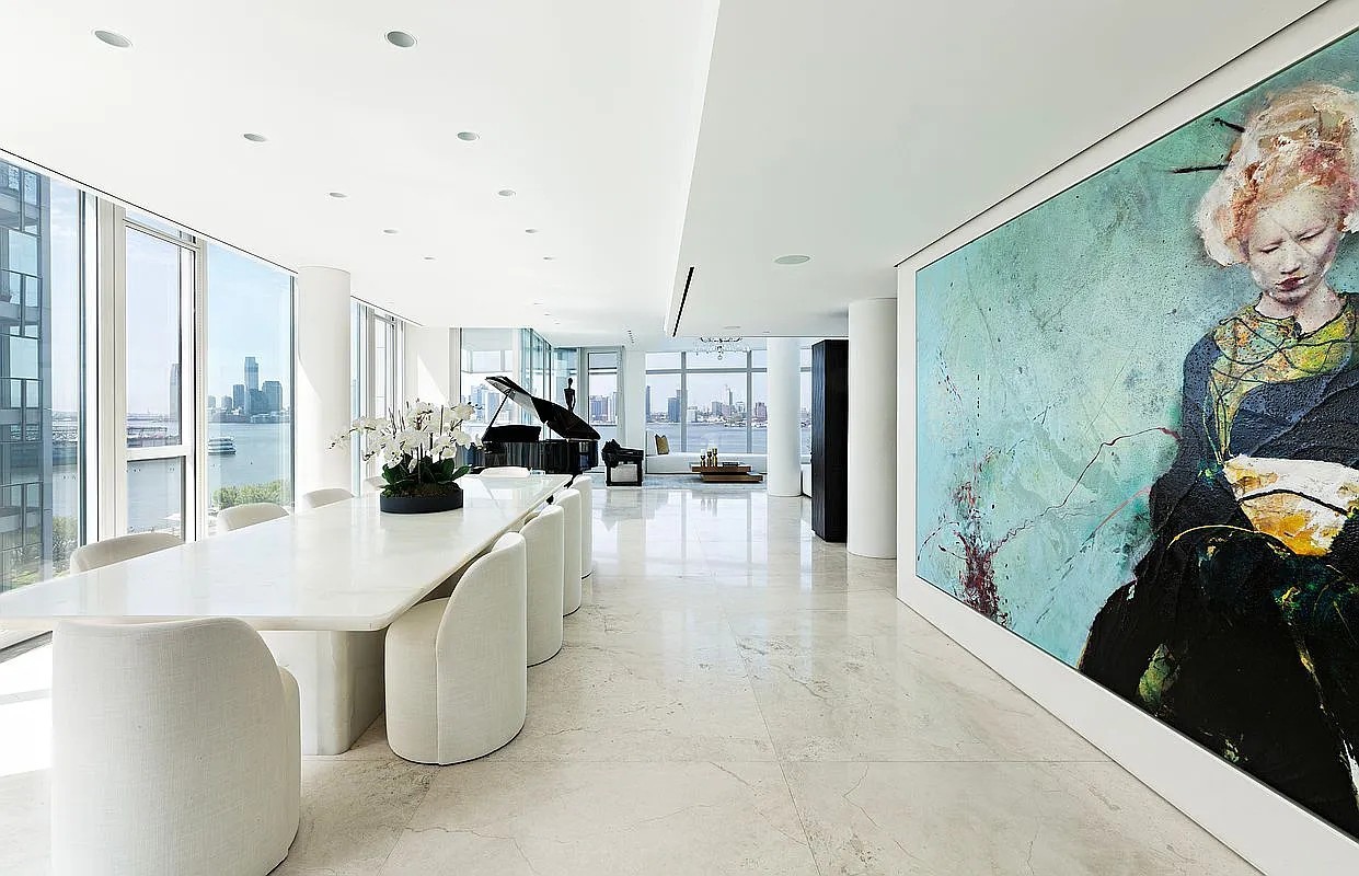 Paredes de vidro com vista para o Hudson na sala principal com pé-direito duplo do apartamento de Hugh Jackman — Foto: divulgação