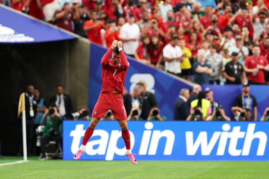 Cristiano Ronaldo marca contra o Uzbequist&atilde;o e se torna primeiro jogador a  fazer gol em seis Copas