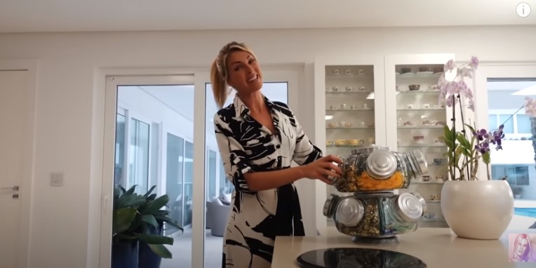 Cozinha mansão de Ana Hickmann — Foto: Reprodução/YouTube