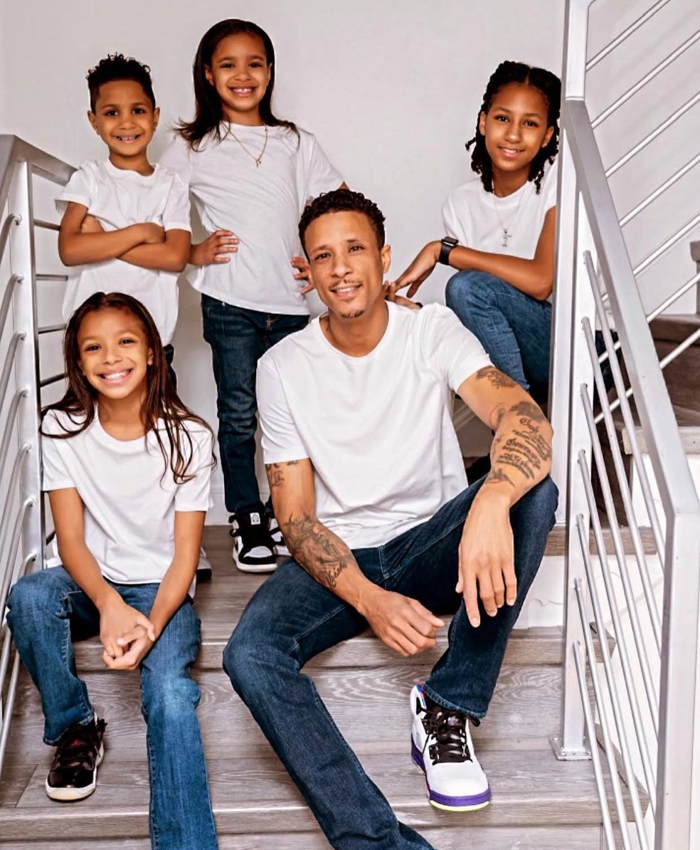 Ex-ator mirim Floyd Roger Myers Jr. com seus quatro filhos — Foto: Reprodução / Internet