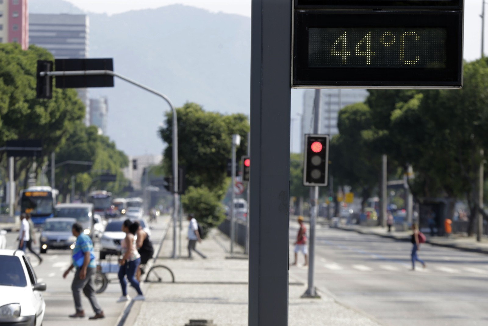 Termômetro marca 44ºC no centro do Rio de Janeiro — Foto: Domingos Peixoto