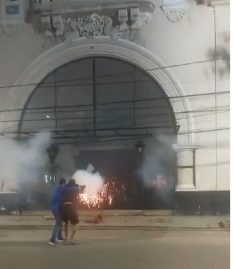 Torcedores protestam no portão principal de São Januário — Foto: Reprodução