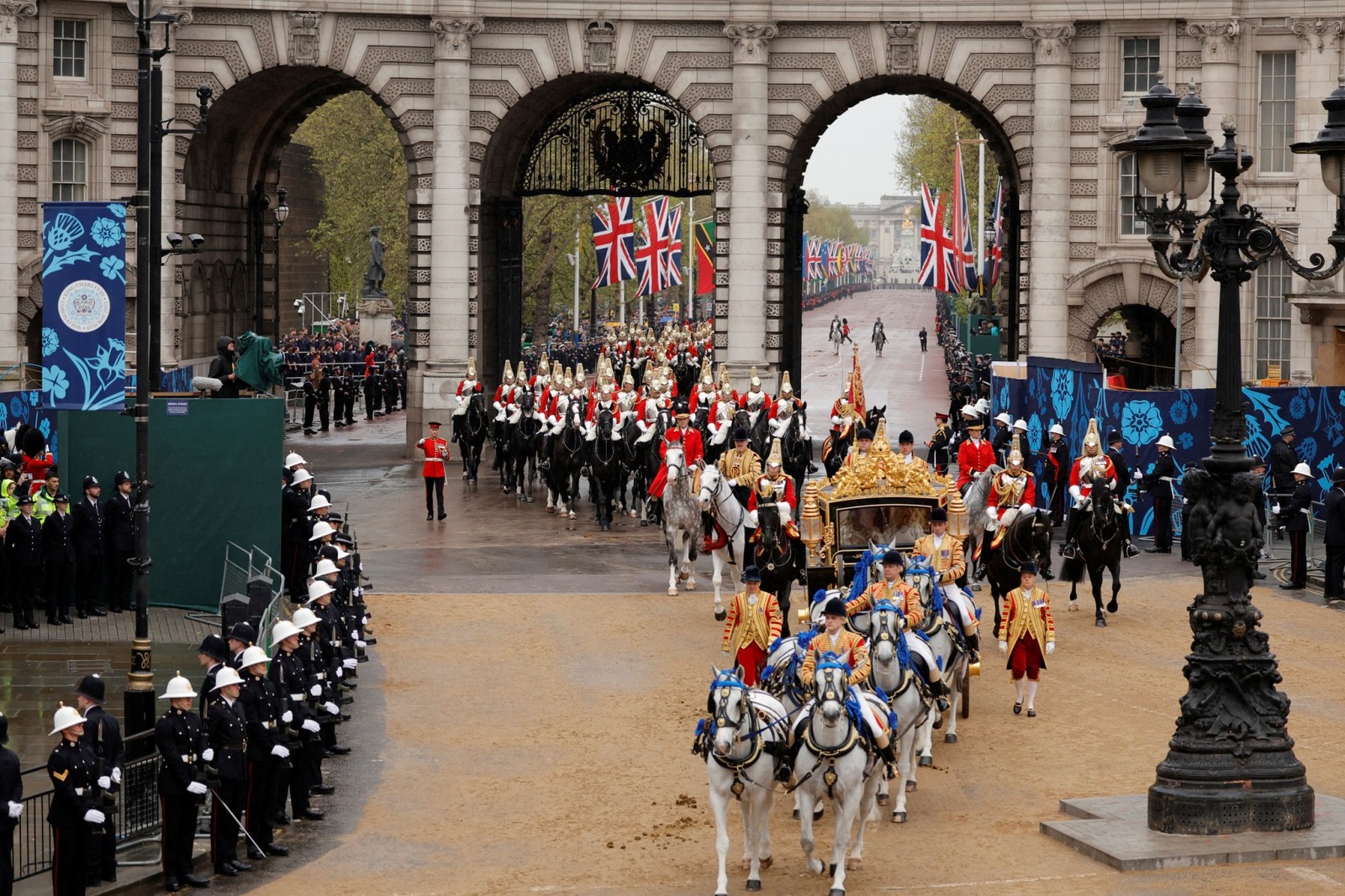 A carruagem de Estado do Jubileu de Diamante leva o rei Charles III e a rainha consorte Camilla à Abadia de Westminster — Foto: AFP