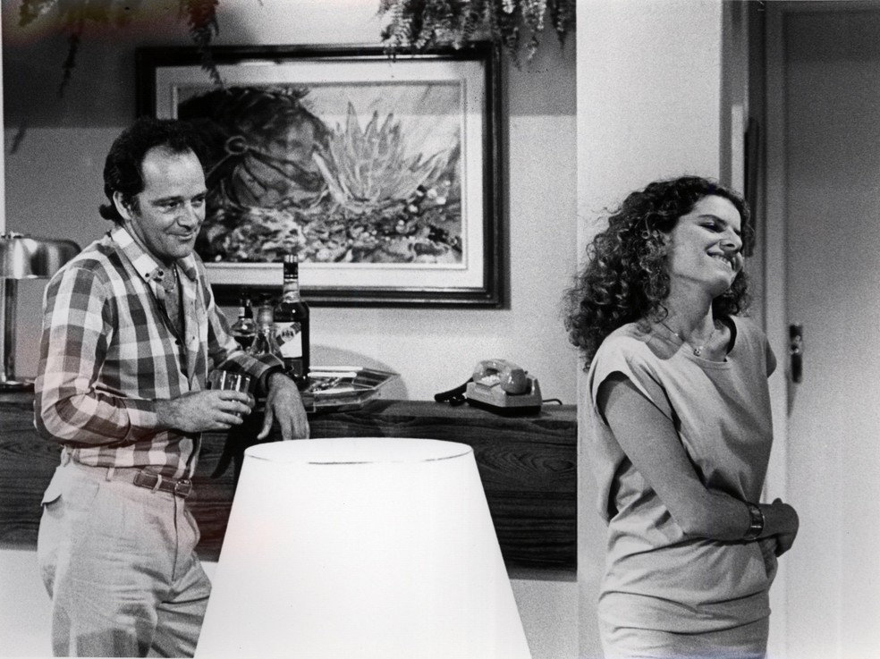 Debora Bloch e Claudio Marzo no programa "Quarta nobre", em 1983, quando a atriz tinha 20 anos — Foto: Acervo 