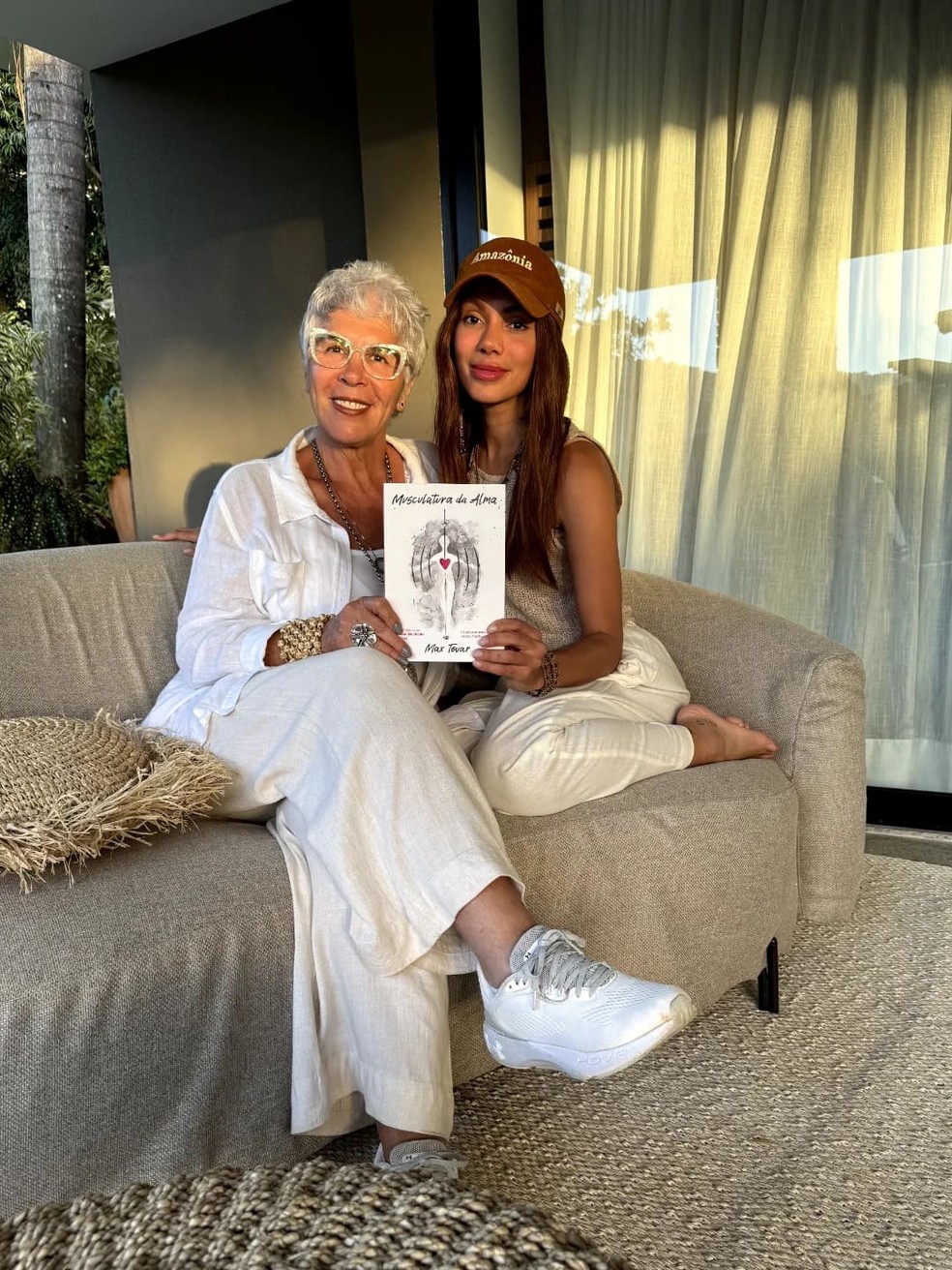 Anitta com Max Tovar, sua mentora espiritual — Foto: Reprodução/Instagram