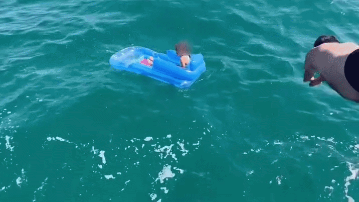 Guarda Costeira resgata criança à deriva em colchão inflável na Turquia