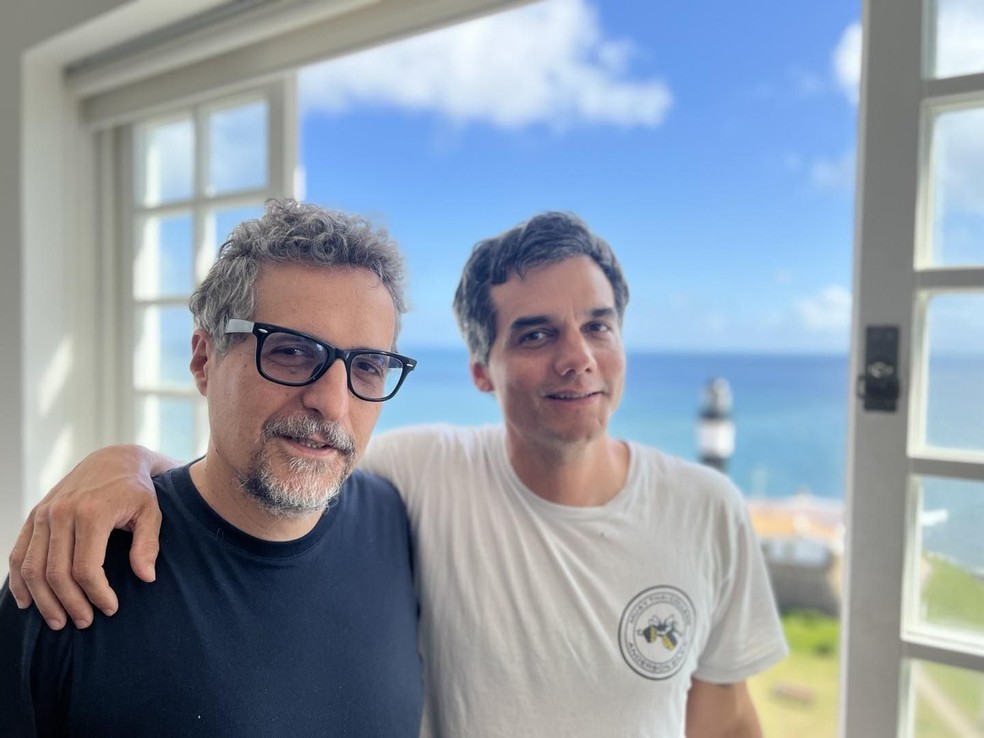 Wagner Moura com Kleber Mendonça Filho em seu apartamento no edifício Oceania — Foto: reprodução/ instagram