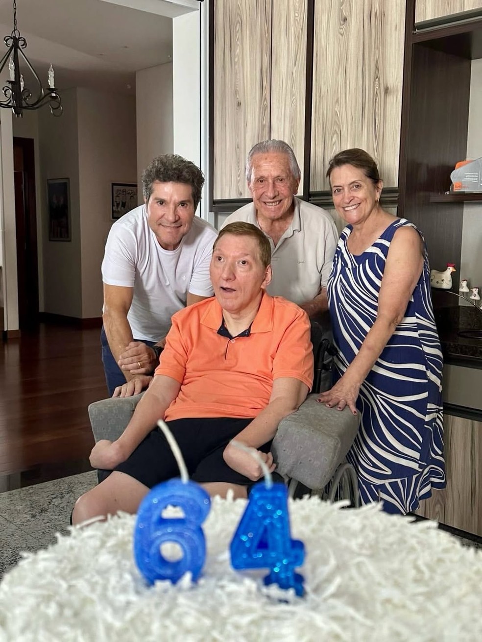 Cantor Daniel com os pais e o irmão PCD — Foto: Reprodução/Instagram