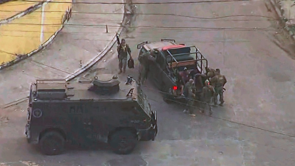 Blindado e veículo da polícia em operação na Cidade de Deus
