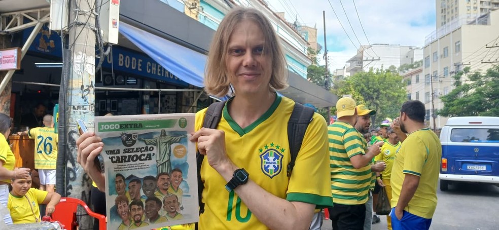 Yury Torsky, torcedor meme da Copa de 98, com o Jogo Extra no Maraca, antes do amistoso entre Brasil e Panamá — Foto: Patrick Chaia