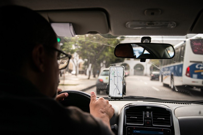 Trabalho por aplicativo: saiba o que é preciso para se cadastrar como motorista ou entregador