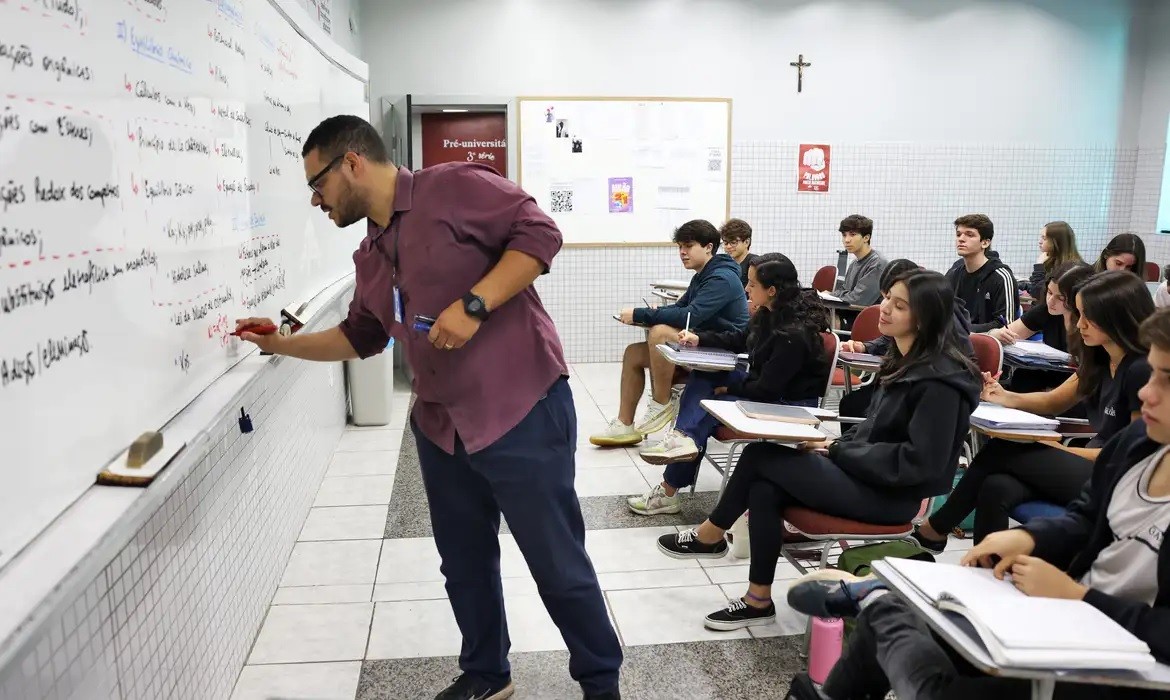 Ensina Brasil lança programa para formar novas lideranças na educação pública