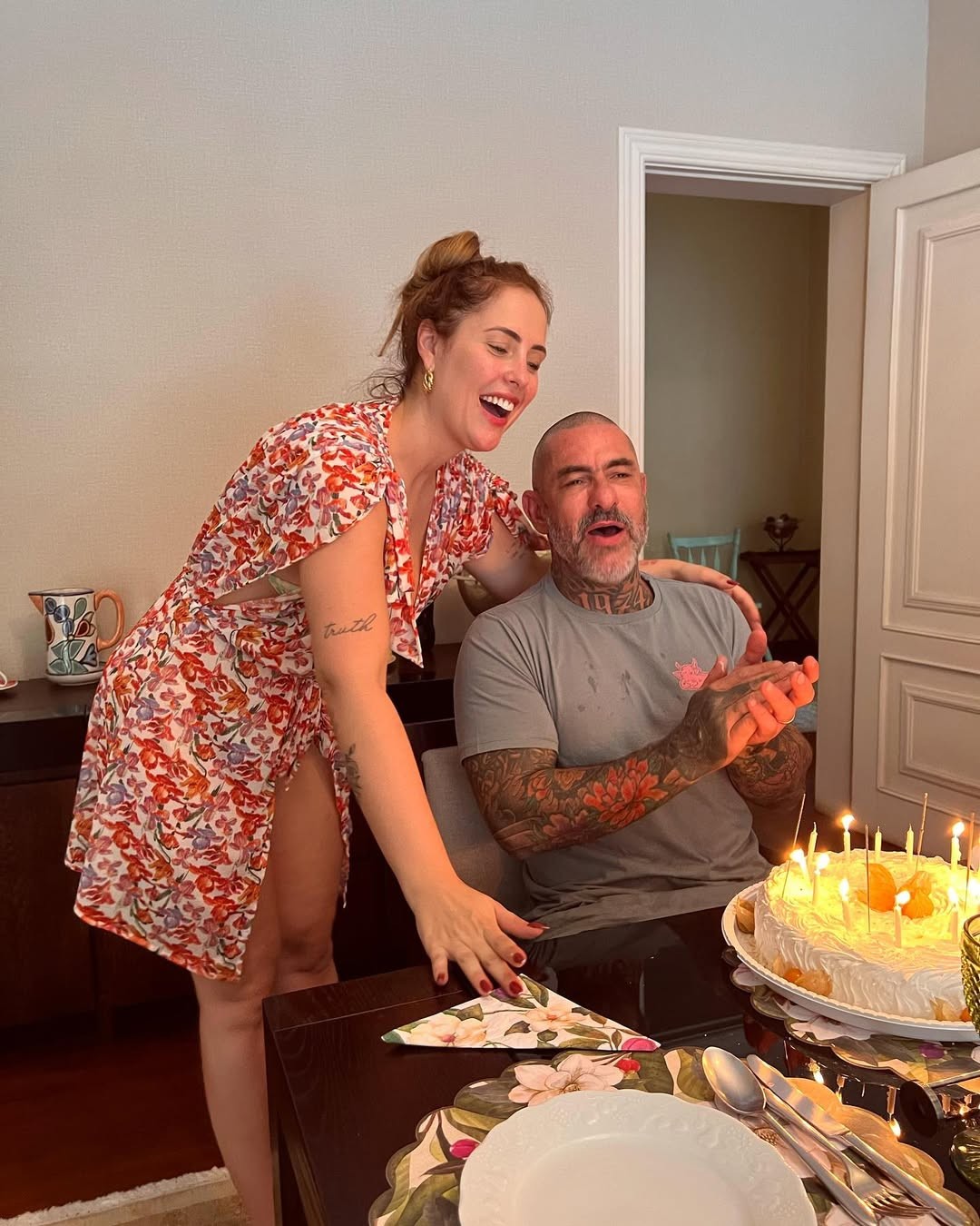 Henrique Fogaça com a esposa, Carine Ludvic — Foto: Reprodução/Instagram