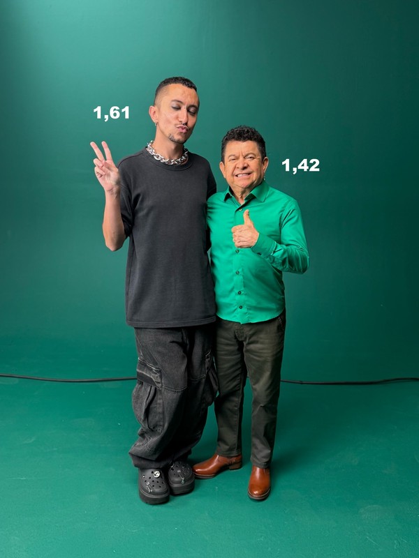 Filho gay do sertanejo Solimões faz performance com o bumbum à mostra