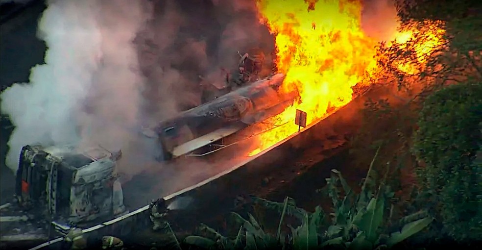 Veículo que transporta combustível pega fogo na Rio-Petrópolis — Foto: Reprodução/TV Globo