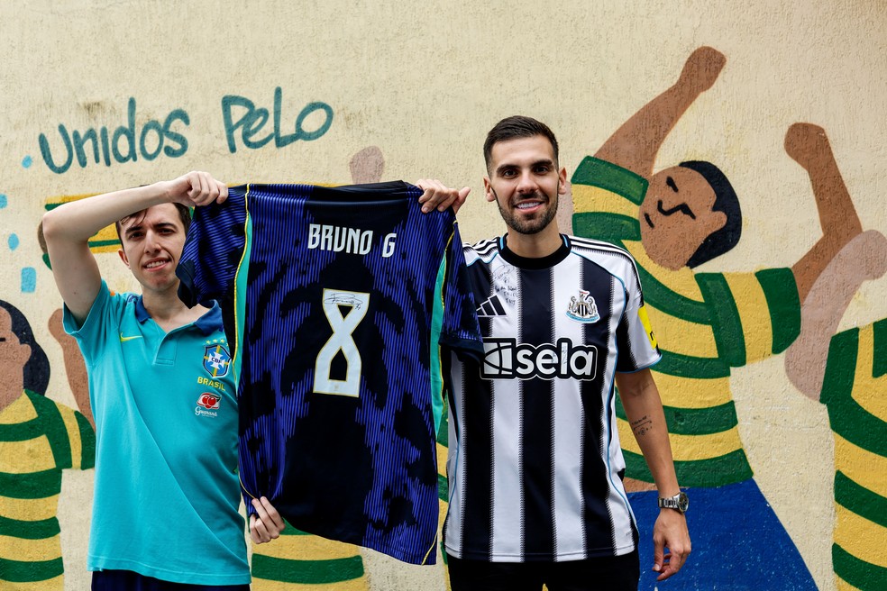 Pedro Henrique e Julio Cesar, amigos de infância de Bruno Guimarães, na Rua Pereira Nunes, em Vila Isabel — Foto: Gabriel de Paiva / Agência O Globo