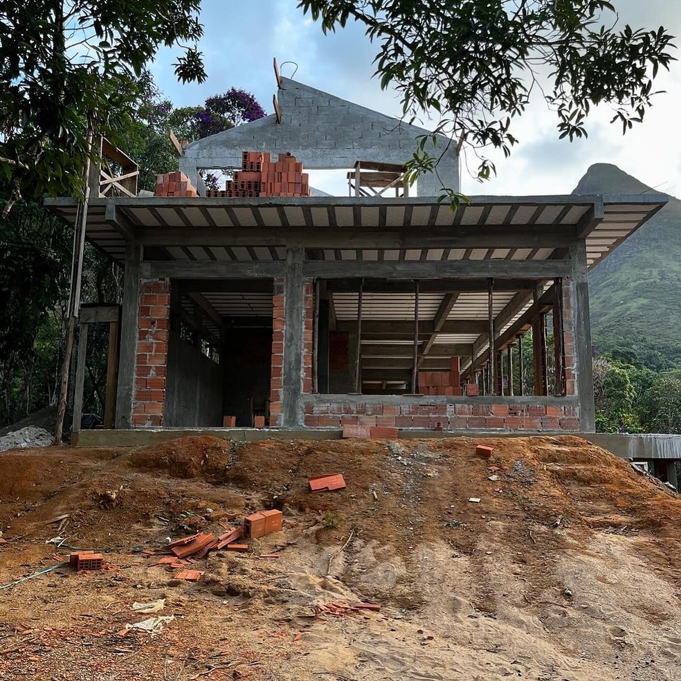 Angelo Paes Leme e Anna Sophia Folch mostram casa nova na Serra do Rio — Foto: reprodução/ instagram