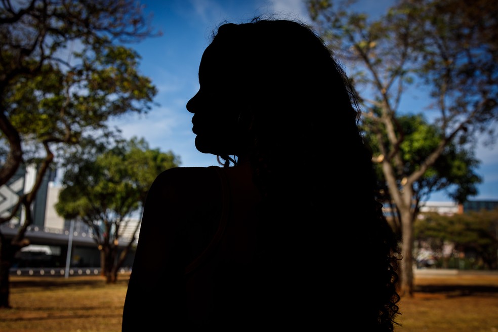 Aluna foi expulsa de sala de aula por conta de um piercing — Foto: Brenno Carvalho