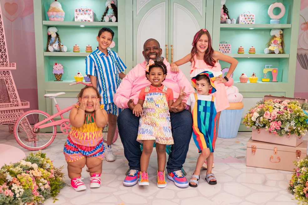 Péricles e a filha Maria Helena na gravação do clipe da releitrua de "Uni, duni, tê", do Trem da Alegria, com MC Divertida — Foto: Eduardo Galeno/divulgação