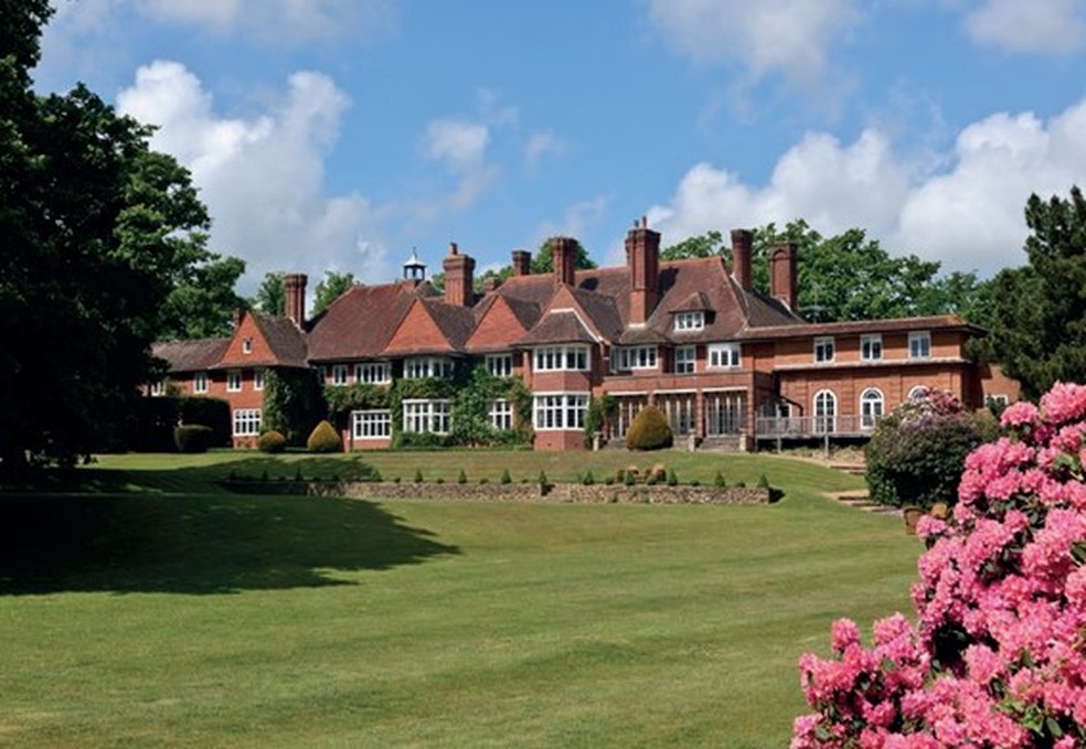 A mans&atilde;o 'Lock House' constru&iacute;da em 1900 e reformada na d&eacute;cada de 1930 em estilo art d&eacute;co &mdash; Foto: Divulga&ccedil;&atilde;o/Savills