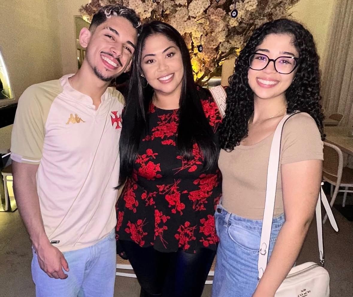 Filho da cantora gospel Gisele Nascimento ainda não se apresentou à polícia após morte do tio; arma era do pai, policial civil