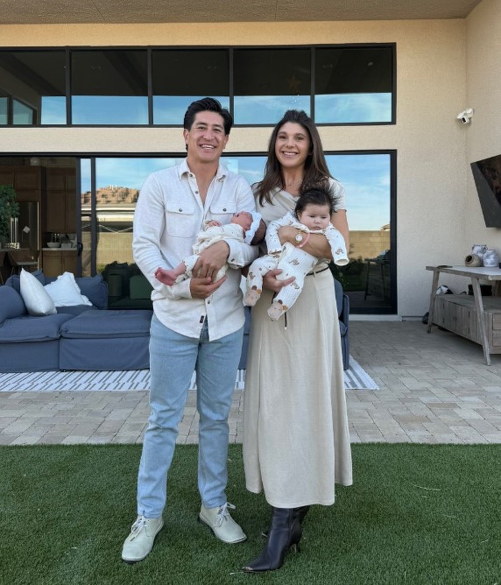 Mia Kaercher posa com o marido e os dois filhos: 'gêmeos' — Foto: Reprodução/TikTok