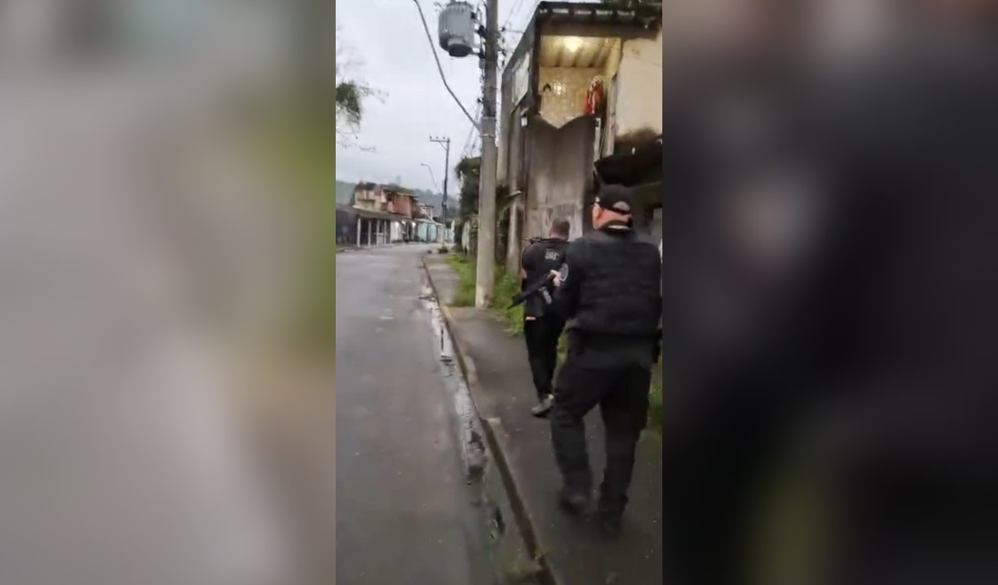 Operação Tridente: integrantes do TCP em comunidade usada como esconderijo por Peixão são alvos da polícia; vídeo mostra homem armado perto de crianças