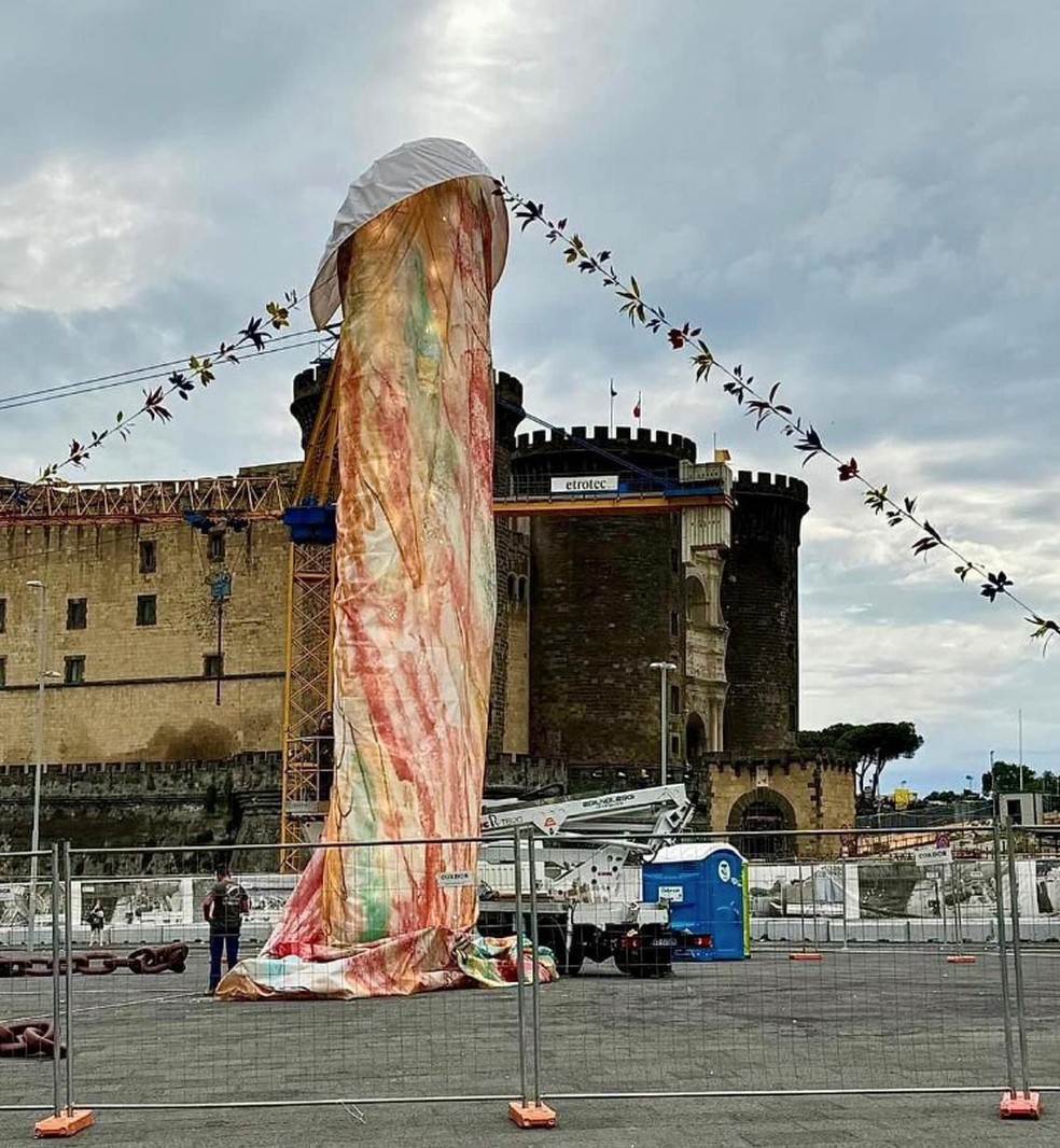 Monumento enorme em forma de p&ecirc;nis &eacute; erguido em N&aacute;poles e choca moradores e turistas &mdash; Foto: Reprodu&ccedil;&atilde;o/X