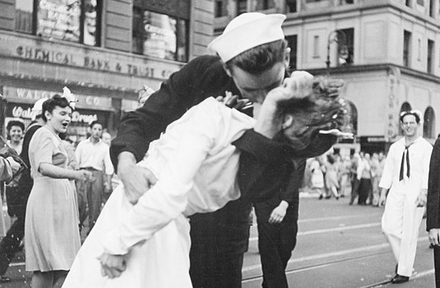 Em Nova York, a enfermeira Greta Zimmer é beijada pelo marinheiro George Mendonsa, na comemoração da rendição final do Japão, que marcava o término oficial da Segunda Guerra