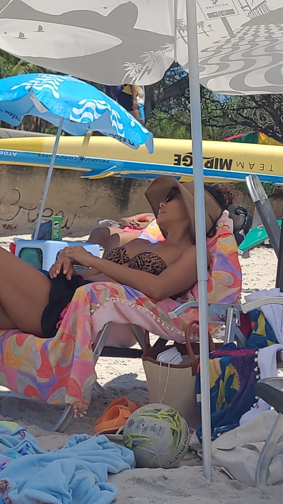 Ta&iacute;s Ara&uacute;jo quase passa despercebida na Praia do Flamengo &mdash; Foto: EXTRA