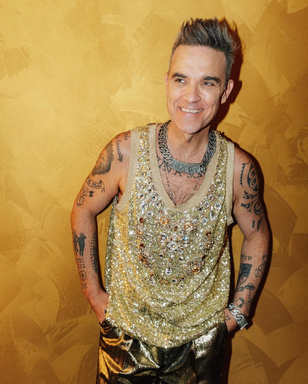 Robbie Williams apresentou mudanças significativas em sua aparência após perder peso com um medicamento semelhante ao Ozempic — Foto: reprodução