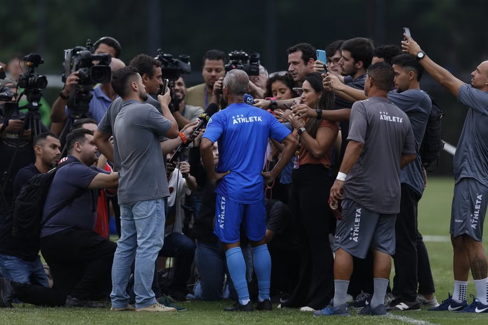 Romario atende a imprensa em treino do America — Foto: Alexandre Cassiano/O Globo
