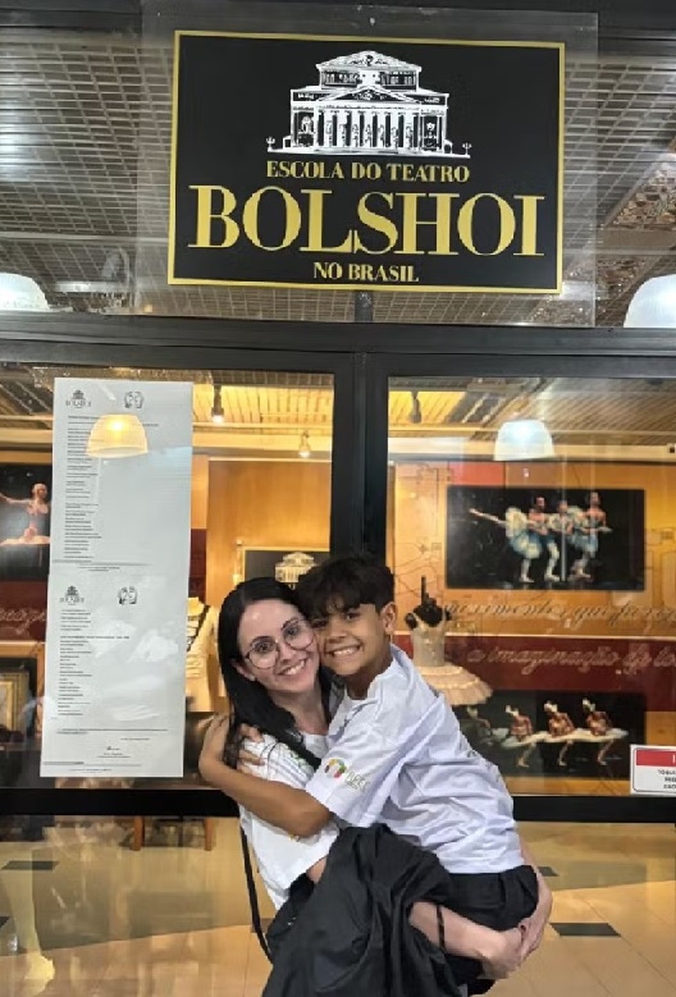 Victor Hugo comemora com a professora Renata Gouveia a aprovação na Escola Bolshoi — Foto: Divulgação