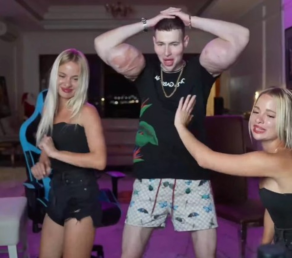 'Popeye russo' faz sucesso em lives com modelos, e fãs sugerem carreira pornô — Foto: Reprodução/Instagram