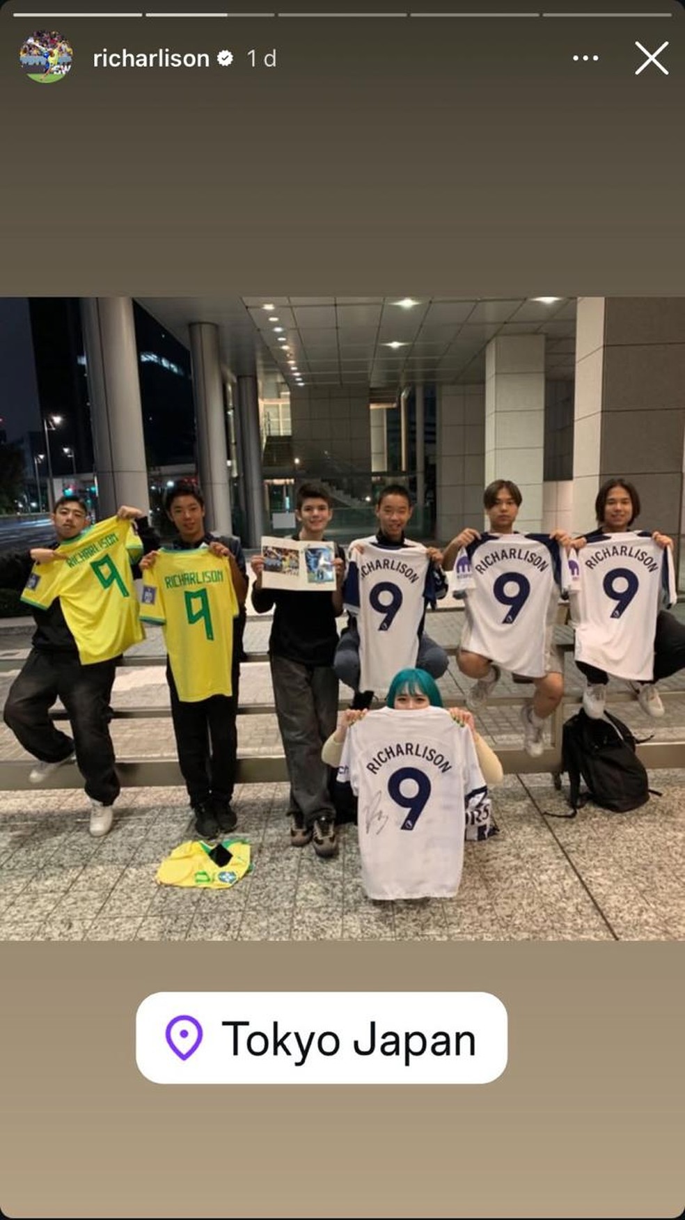 Japoneses tietam Richarlison, do Tottenham e da seleção brasileira, antes de amistoso — Foto: Reprodução